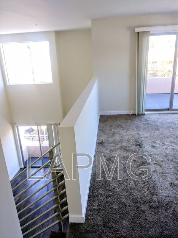 Foto principal - 6816 Independence Ave