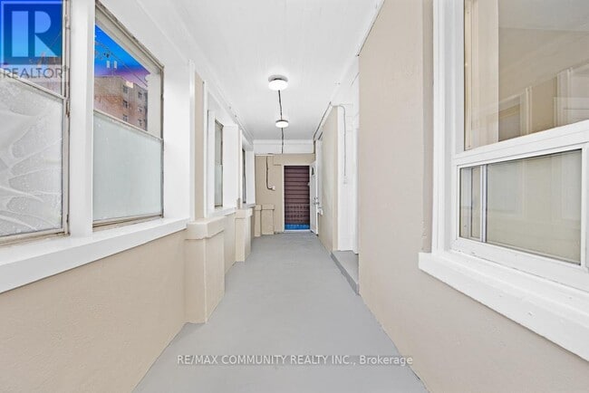 Building Photo - 1130 King St E