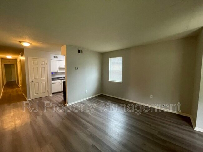 Foto del edificio - 3479 Powell Ave
