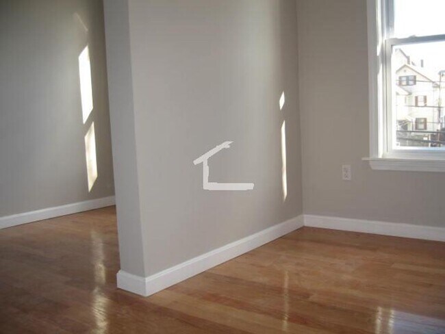 Foto del edificio - 9/1 Oversized, renovated 4BR/2BA in Allston, w/d in unit!