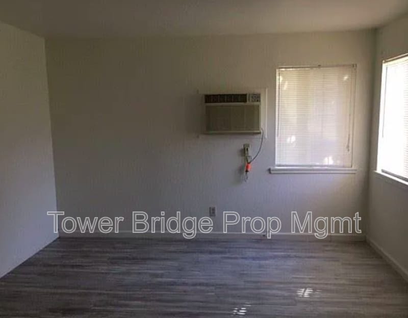 Building Photo - 2701 San Fernando Way