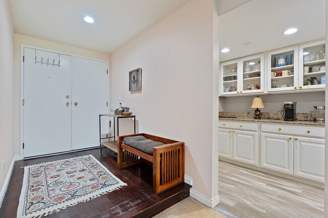 Building Photo - 15512 Country Club Dr