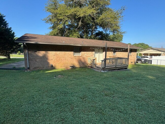 Foto del edificio - 1696 Crestland Dr
