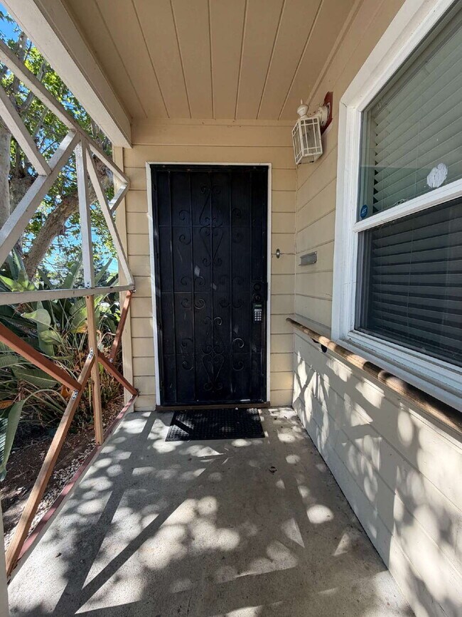 Foto del edificio - Charming 3-Bedroom Martinez Home with Cozy Fireplace & Spacious Living!
