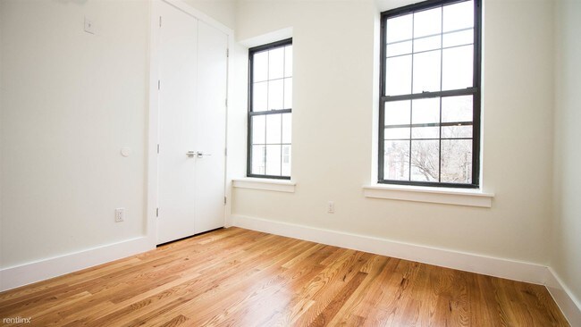 Building Photo - 562 Wilson Ave