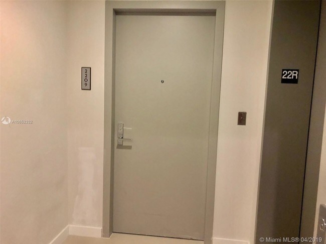 Foto del edificio - 488 NE 18th St