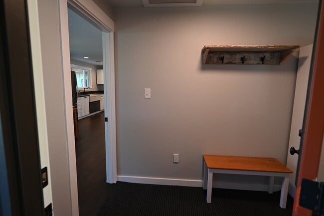 Building Photo - 3 bed, 2 bath, mountain view, fully fenced...