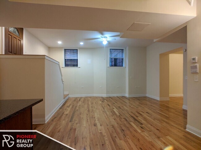 Foto del edificio - 3525 N Racine Ave