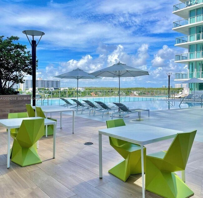Building Photo - 300 Sunny Isles Blvd