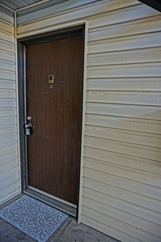 Building Photo - Convenient & Cozy Ground Level Condo Near ...