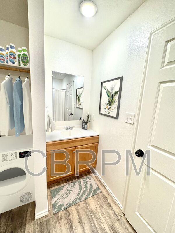 Foto del edificio - 2127 E Broadway