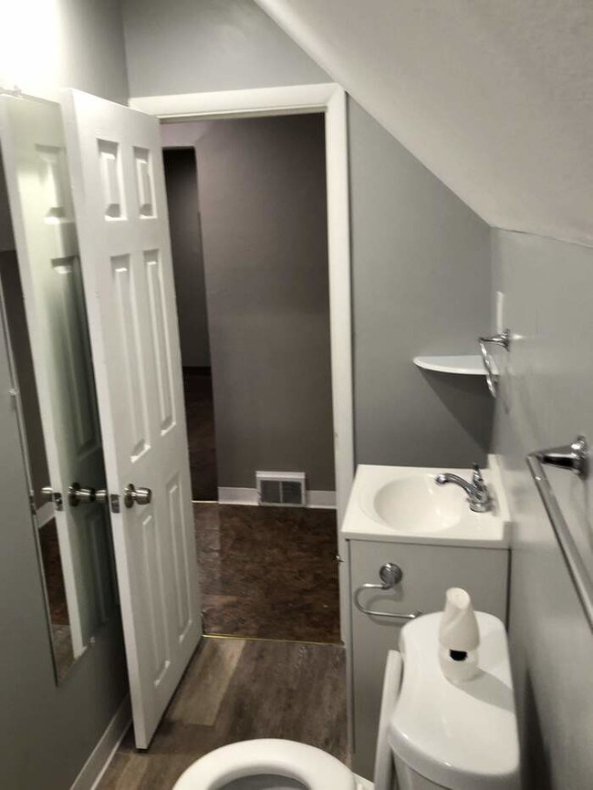 Building Photo - Charming 1BR 1BA Apartment In East Liberty!