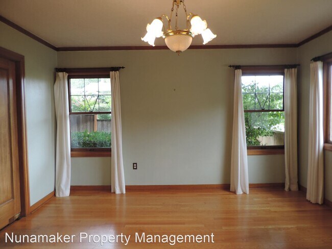 Building Photo - 3 br, 3 bath House - 923 Oak Street