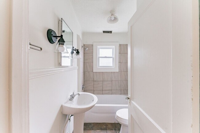 Foto del edificio - Amazing 3 bed 1 bath for rent!