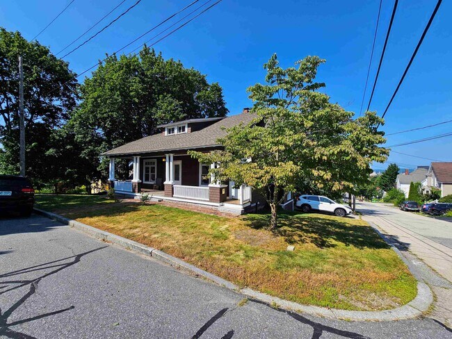 Building Photo - 446 Milton St