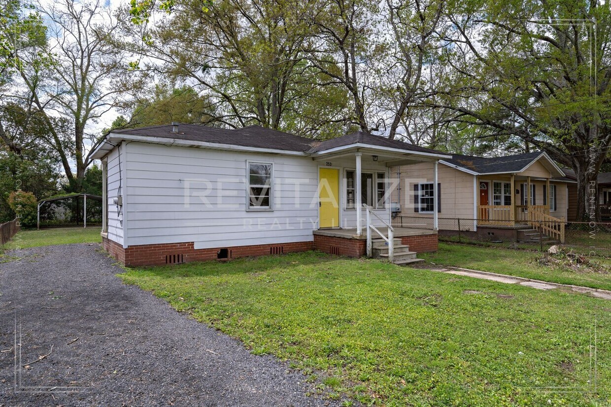Primary Photo - **HALF-OFF FIRST MONTH'S RENT!** Beautiful...