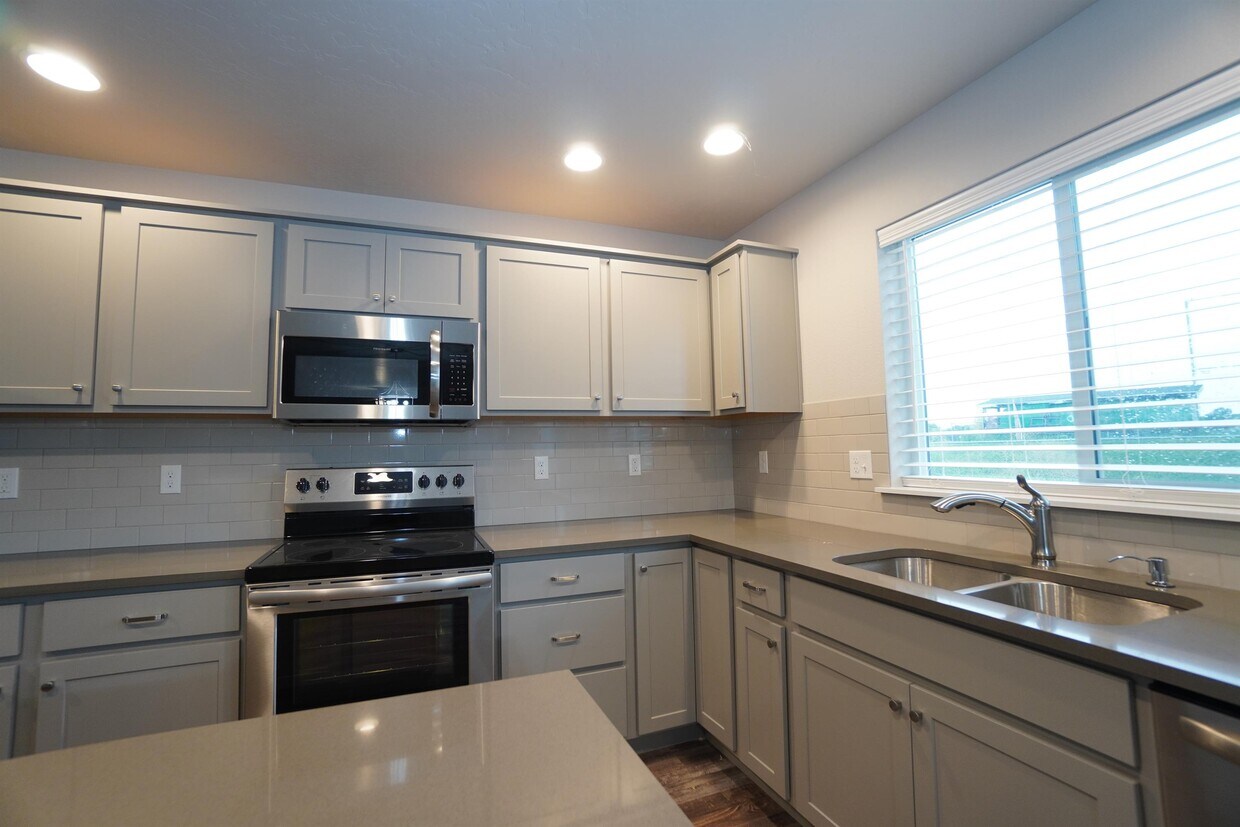 Foto principal - 13776 S Piano Ave