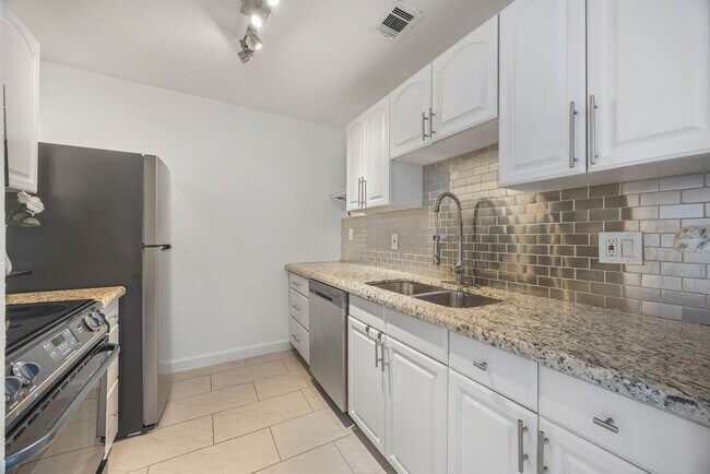 Foto del edificio - 5711 Sugar Hill Dr