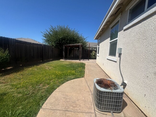 Building Photo - Charming 3 Bedroom, 2 Bathroom Home Elk Grove