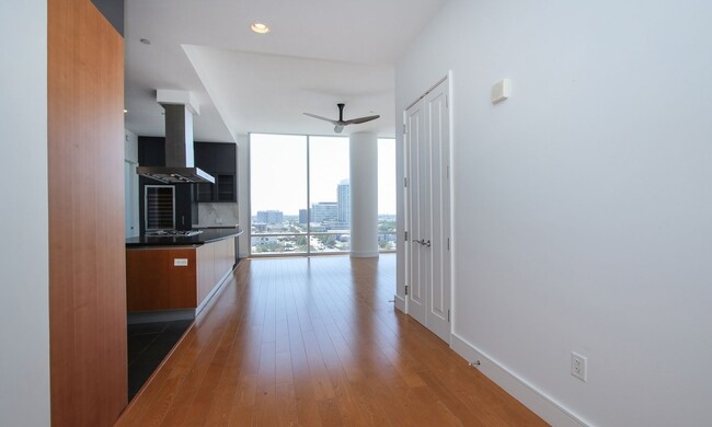 Building Photo - Exquisite Luxury high-rise 2 bedroom, 2bat...