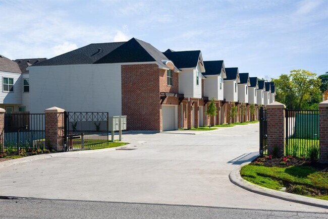 Foto del edificio - 8812 Hollywood Garden Ln