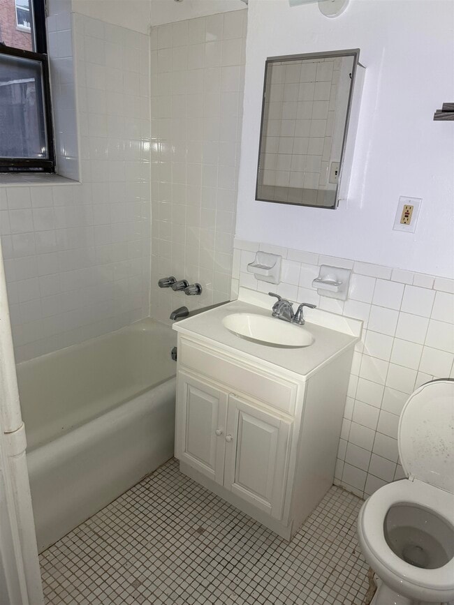 Building Photo - 821 Bergen Ave