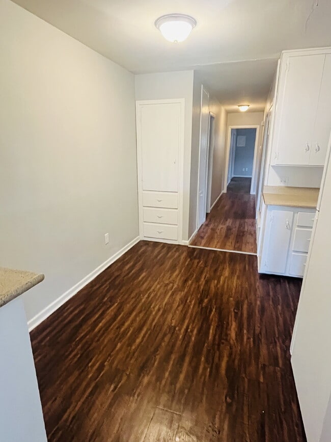 Building Photo - Cute 2 Bedroom Duplex