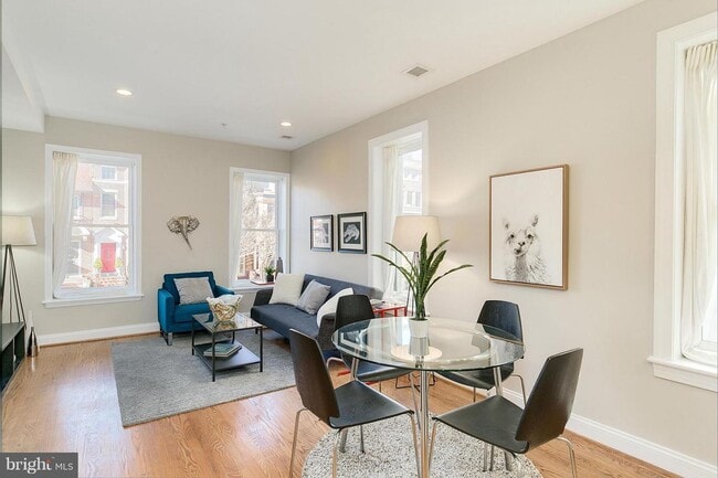 Foto del edificio - Updated Kalorama One Bedroom W/Washer & Dr...