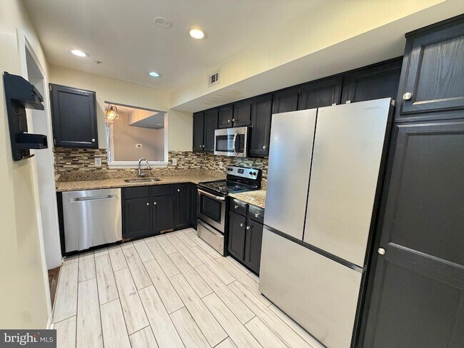 Foto del edificio - 13955 King George Way