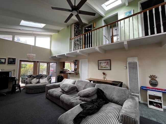 Building Photo - Beautiful and spacious 2 Bedroom, 1.5 Bath...