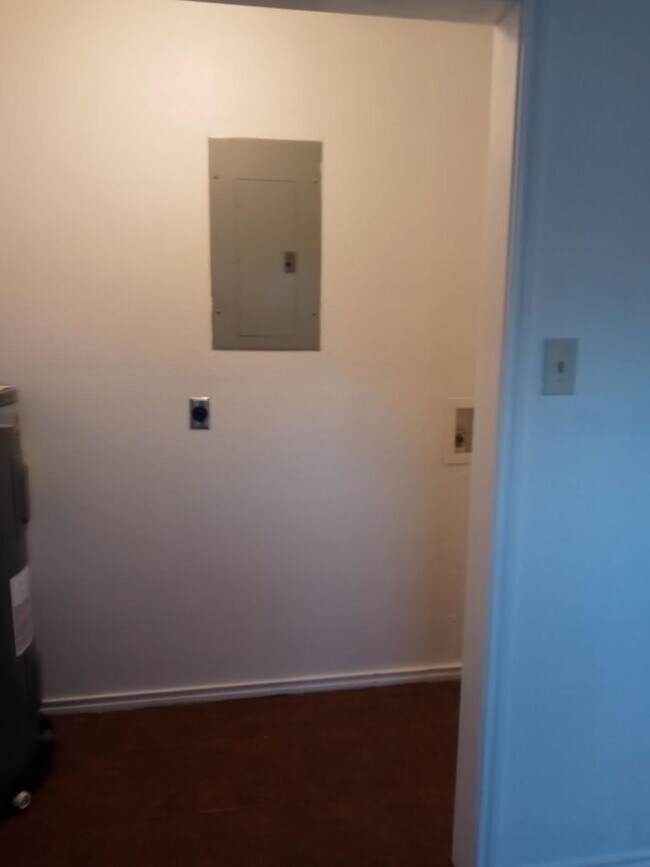 Foto del edificio - 2 bedroom and 1 bathroom unit ready to move in in Charlotte.