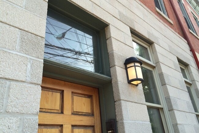 2211 Sarah Street - 2211 Sarah St