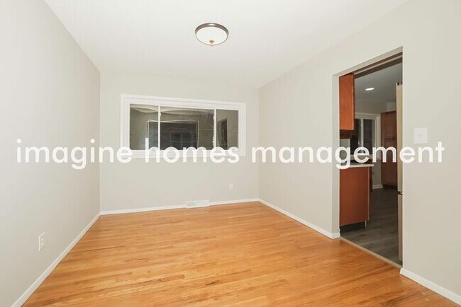 Building Photo - Large 4 Bedroom Single Family Home in Solo...