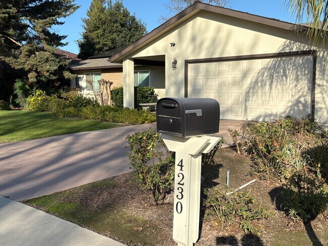 Foto del edificio - Beautiful Home with solar coming soon!