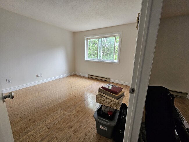 Building Photo - 250 Brittany Dr