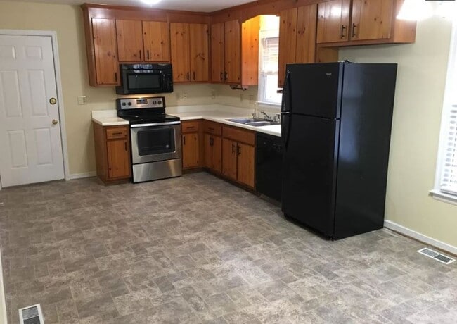 Building Photo - Spacious 5 Bedroom, 2.5 Bath Home for Rent – 2,200 sq. ft.