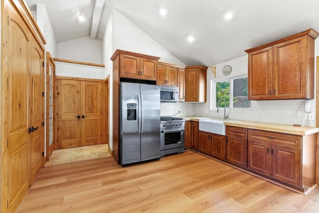 Building Photo - Stunning Fully Renovated 2 Bedroom, 1 Bath...