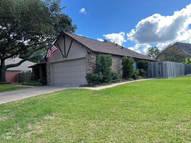 Building Photo - 2523 Meadowhurst Dr
