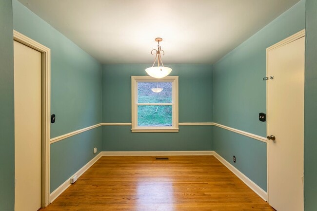 Building Photo - Fantastic 3/2 East Nashville w/ Bonus Room & Sunroom!