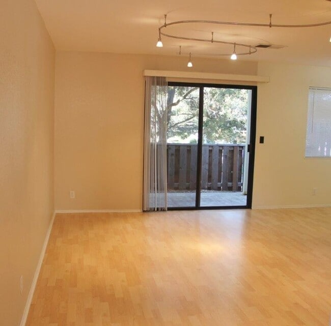 Building Photo - Ground Floor 1 bedroom 1 bath Condo in Benicia Highlands