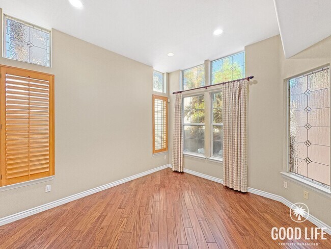 Foto del edificio - Spacious Torrey View Home with Flexible Floorplan in Gated Community