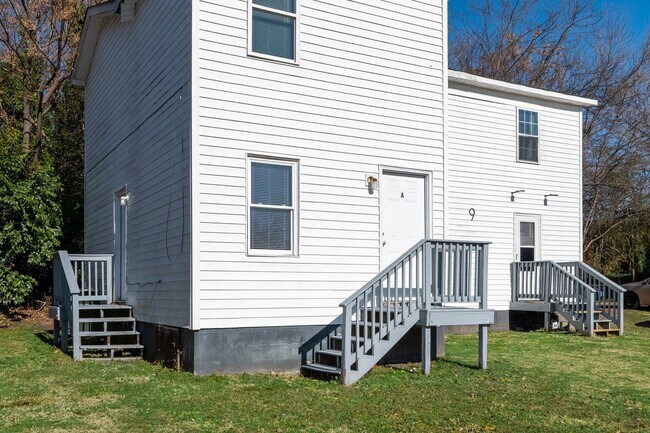 Foto del edificio - 2 Bedroom Duplex: Available Now