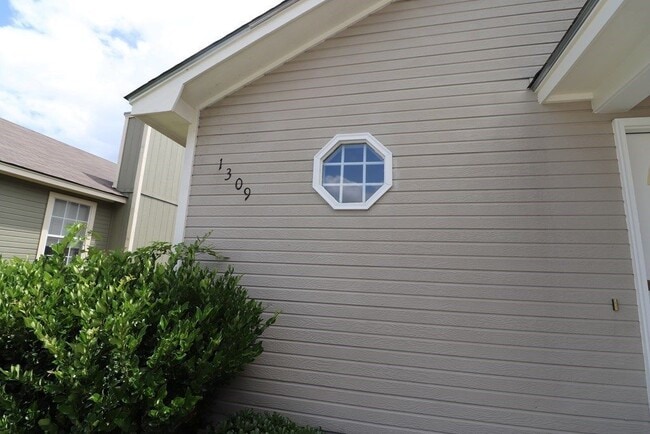 Foto del edificio - Cozy Retreat: Charming 3-Bedroom Home with Cul-de-Sac Location in Valdosta, GA