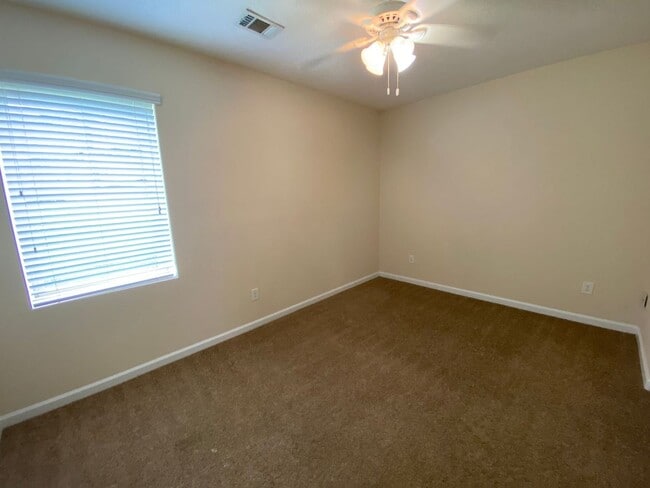 Building Photo - LEASING FOR AUGUST 2026! FENCED IN YARD!!