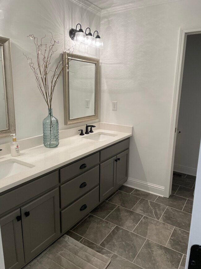 Building Photo - 1510 Overlook Ridge Rd