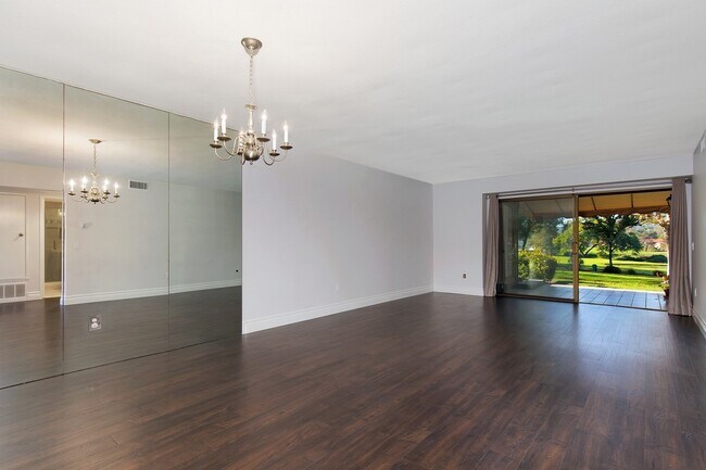 Foto del edificio - Lake and Golf Course View- Remodeled Condo w/ 2 Car Garage!