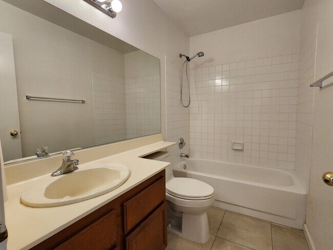 Foto del edificio - BOTTOM FLOOR CONDO