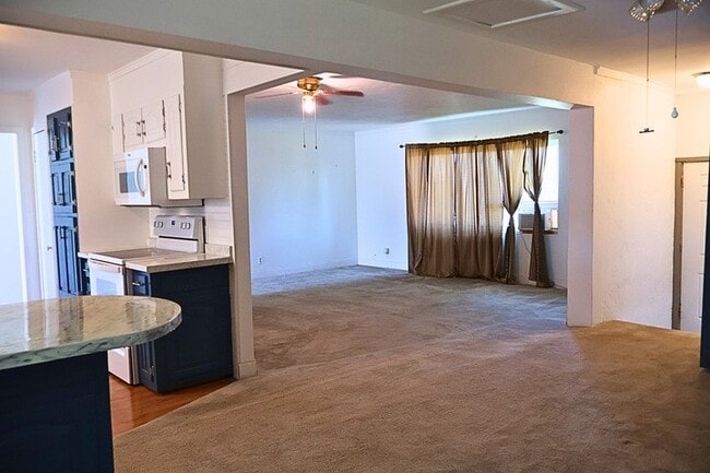 Building Photo - 1600 Doran Dr