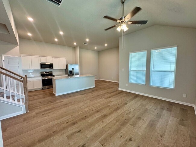 Foto del edificio - Stunning 4x2.5 Luxury Duplex in Buda, TX!