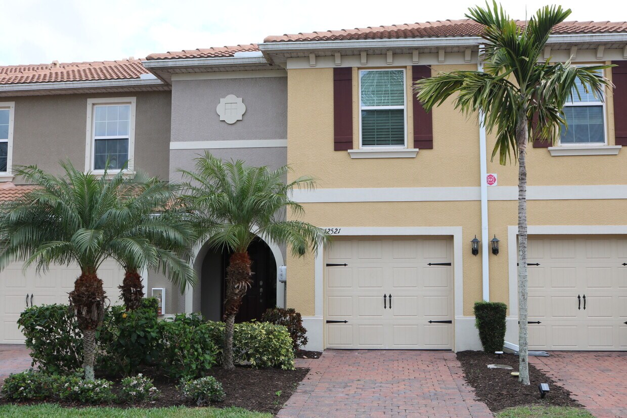 12521 Laurel Cove Dr, Fort Myers, FL 33913 Townhome Rentals in Fort